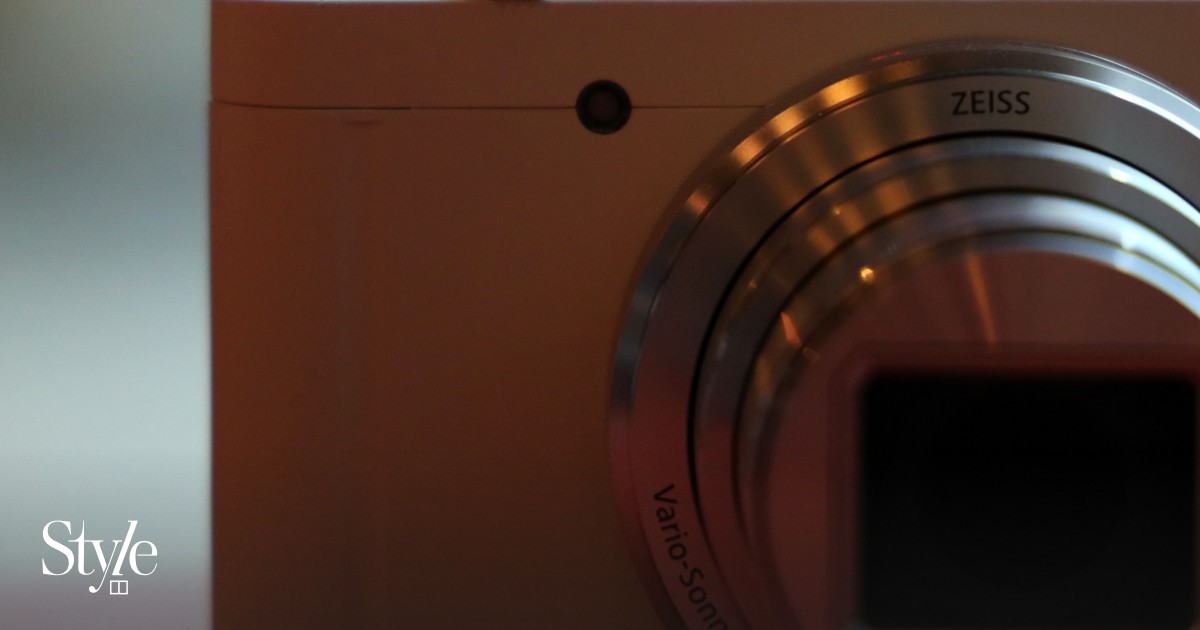 Pocket-sized Sony DSC-WX800 digital camera's zoom lens packs a big