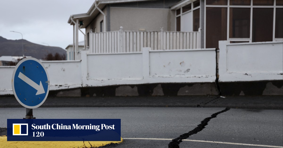 Iceland hit by 880 earthquakes overnight, amid volcano eruption fears