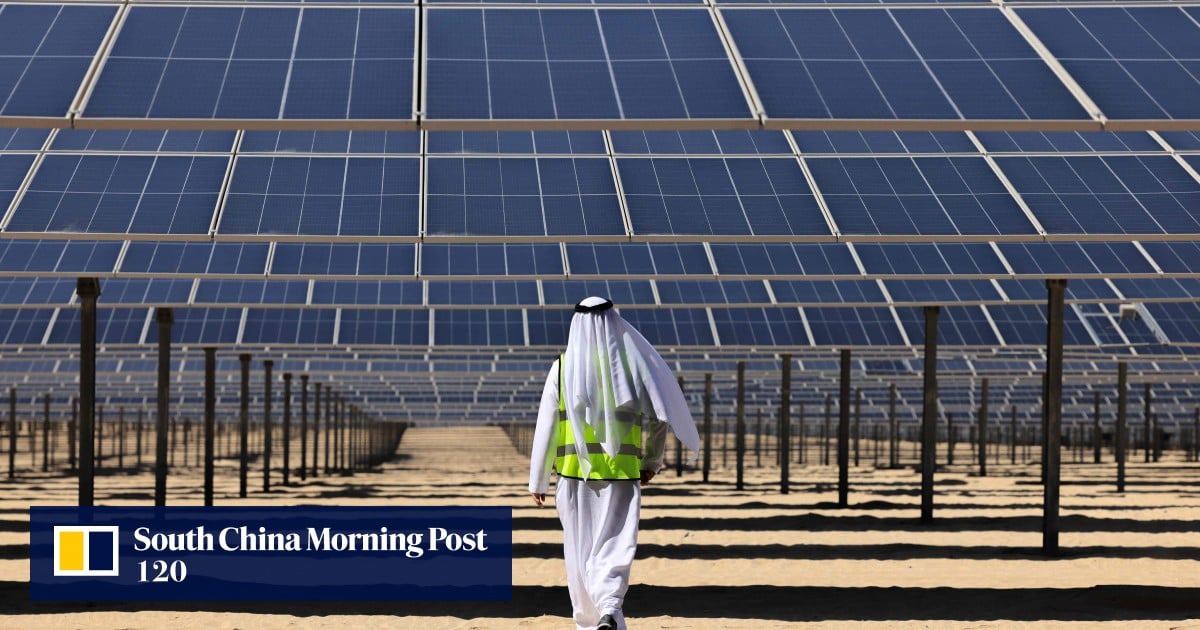中国工程师在COP28之前在阿拉伯联合酋长国建成了世界上最大的太阳能发电场