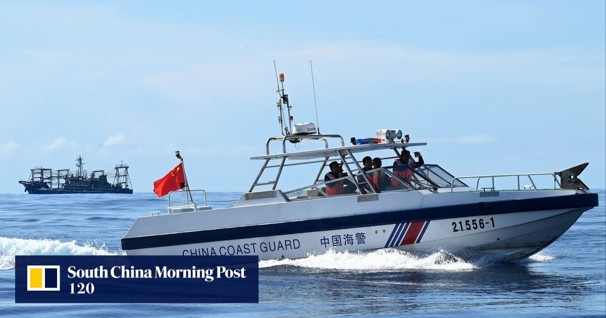中国は、軍艦が南シナ海の礁を通過した後、米国が平和と安定を脅かすと非難した。