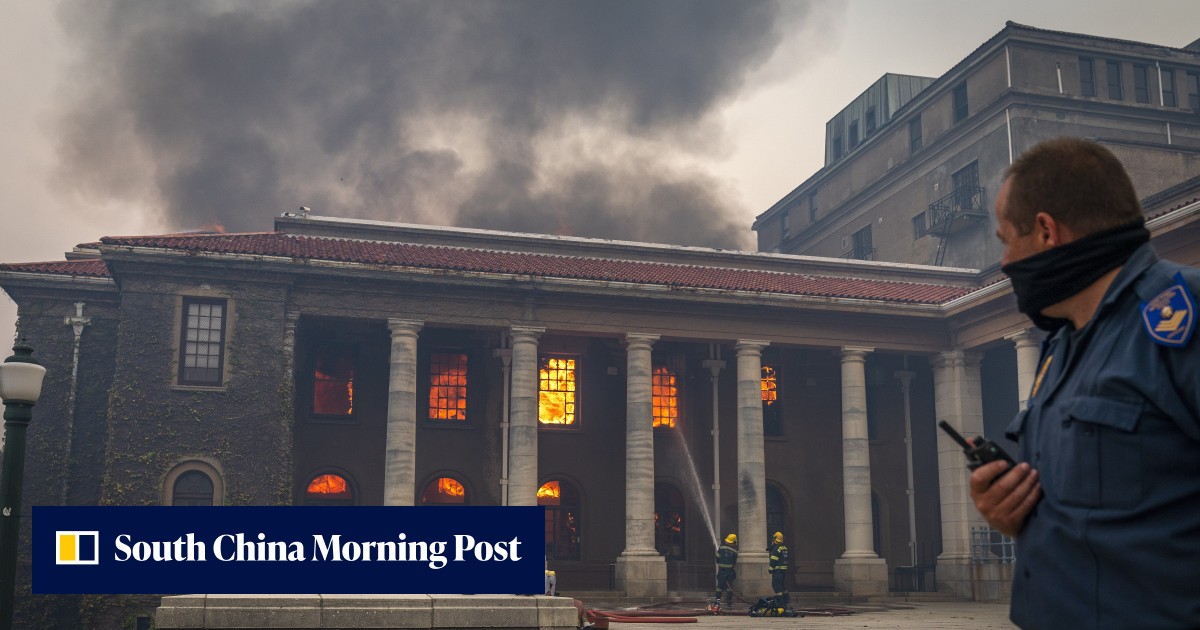 Bush fire at Table Mountain in South Africa threatens University of Cape Town - Vimarsana News