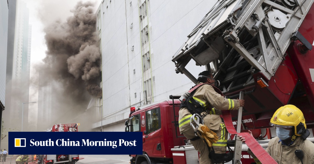 Firefighters battle blaze at Hong Kong warehouse building, 3 nearby schools evacuated - Vimarsana News