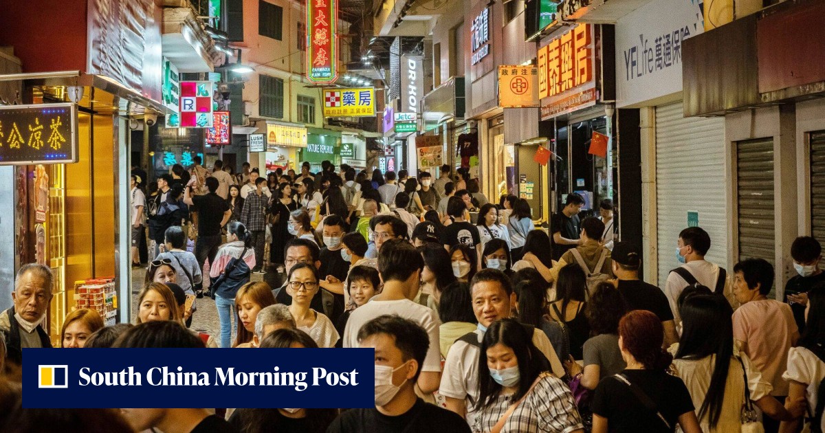 Hong Kong stocks slip as China manufacturing slumps, foreign funds exit while HSBC jumps before earnings report - Vimarsana News