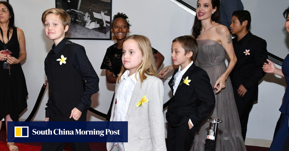Shiloh Jolie Pitt S 2021 Transformation From Tomboy To Teen Supreme Taller Long Hair And Sparkly Earrings Angelina Jolie And Brad Pitt S Child And Lgbt Icon Debuted A Brand New Look South Geçen yıl shiloh jolie pitt'in cinsiyet değiştirmek için ailesinin de onayıyla cinsiyet değiştirmek için tedaviye başladığı öne sürülmüştü. shiloh jolie pitt s 2021 transformation