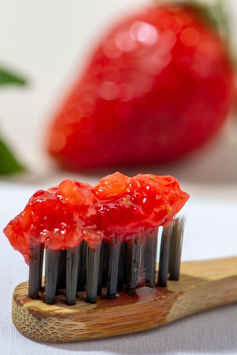 स्ट्रॉबेरी लाता है आपके दांतों में चमक?, जानिए इसका कैसे करना है इस्तेमाल-Strawberry brings shine to your teeth, know how to use it