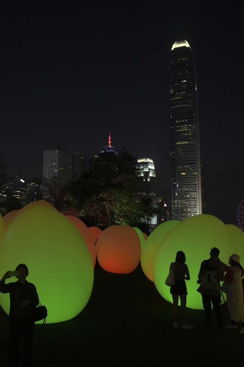 【SALE／55%OFF】 Hong Kong's egg of installation art by illuminated harbour フロアスタンド