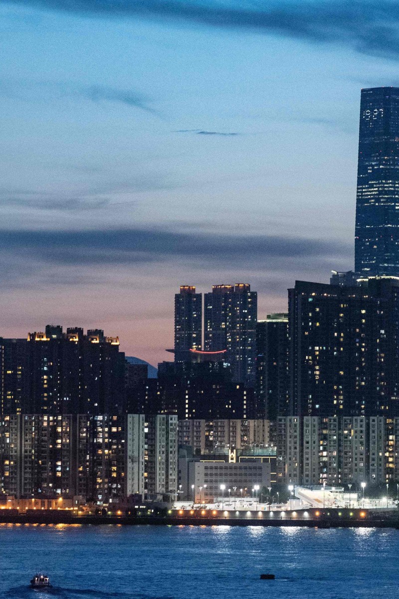 HOW TO READ THE NEWS SAMPLE ANSWERS More Locals Quit HK For A Better