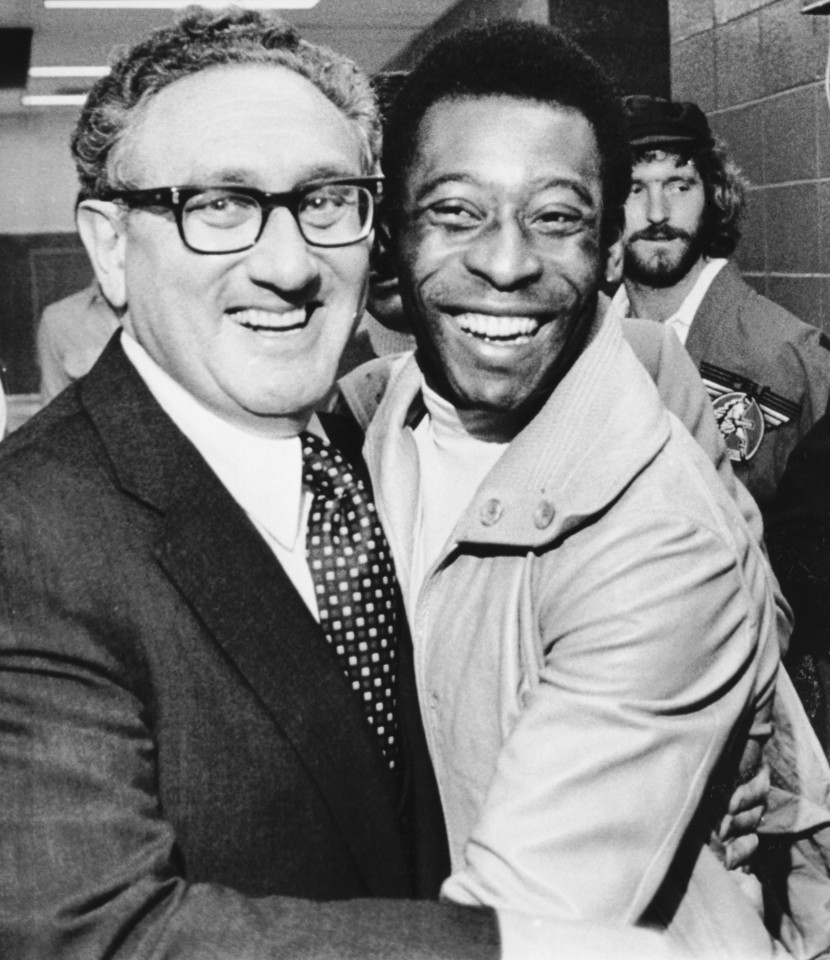 Former Secretary of State Henry Kissinger gets together for a farewell hug with football legend Pele in 1977. Photo: Getty Images