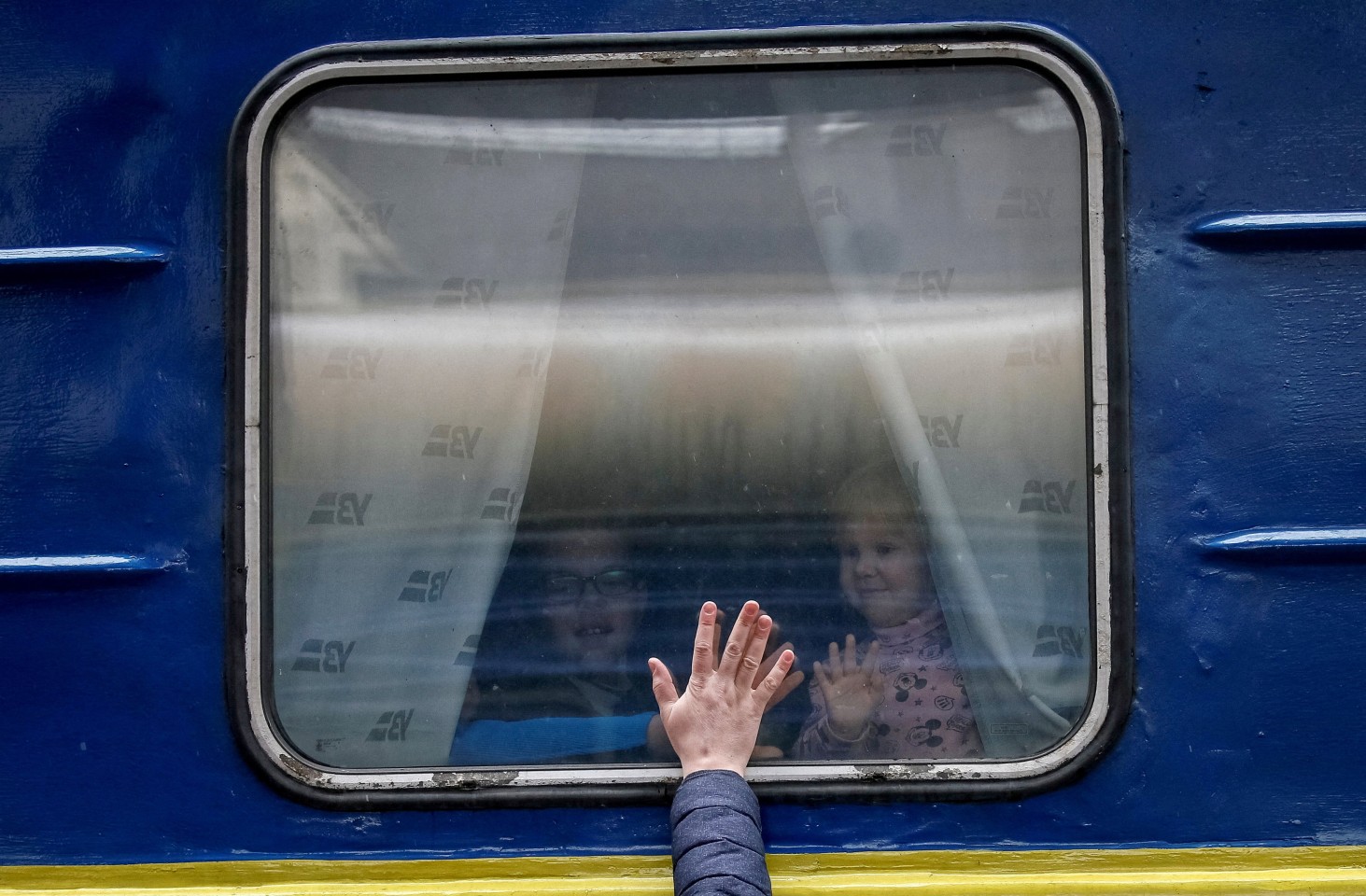 Children look out from an evacuation train as they say goodbye to their father at Kyiv central on March 3, 2022. Photo: Reuters 
