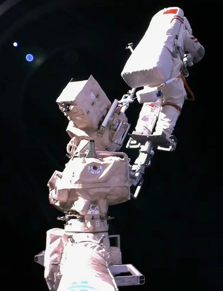 El astronauta Li Cong trabaja en la estación espacial de China. Foto: CMSA