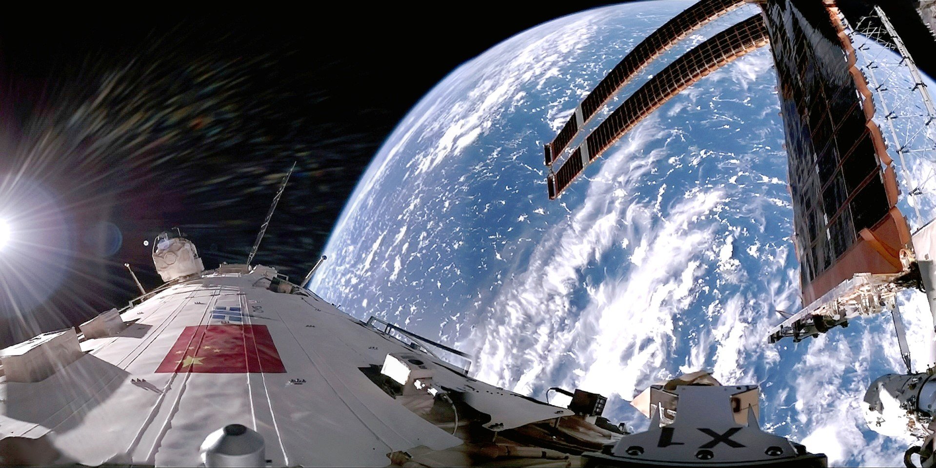 Las alas solares de la estación espacial china en el contexto de la Tierra. Foto: CMSA