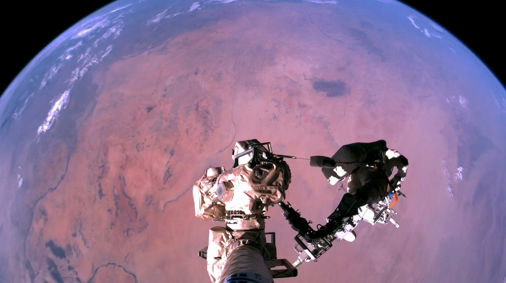 El astronauta Li Cong realiza una actividad extravehicular (EVA) en el espacio. Foto: CMSA