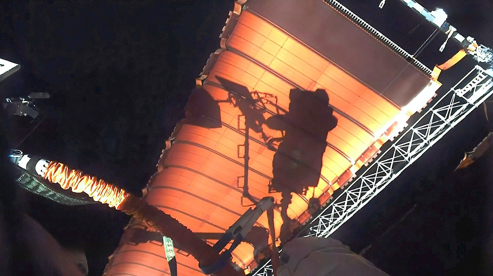 Li Cong se refleja en las alas solares de la estación espacial de China. Foto: CMSA