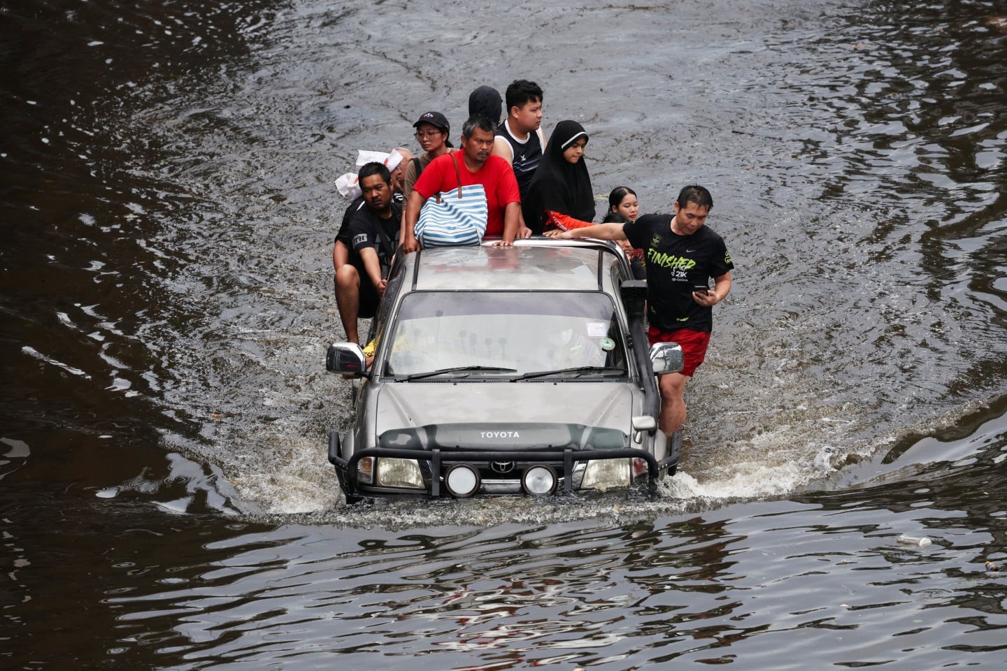 People travel in a pickup truck through a flooded area in Bangkok, Thailand, September 28, 2026. Photo: Reuters