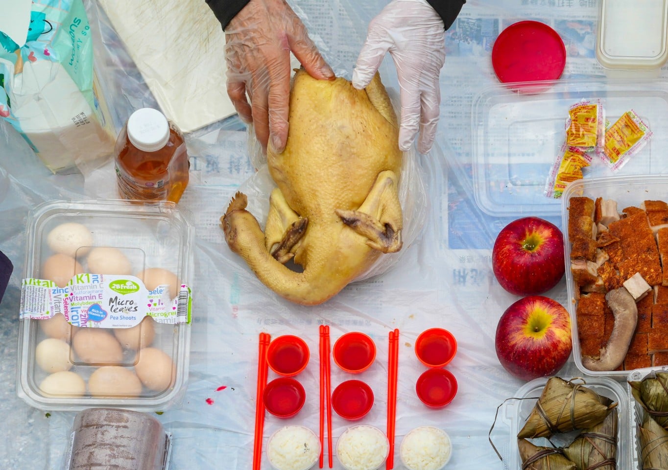 People pay respect to ancestors at the Chai Wan Cemetery in Chai Wan on the Chung Yeung Festival. Photo: Karma Lo