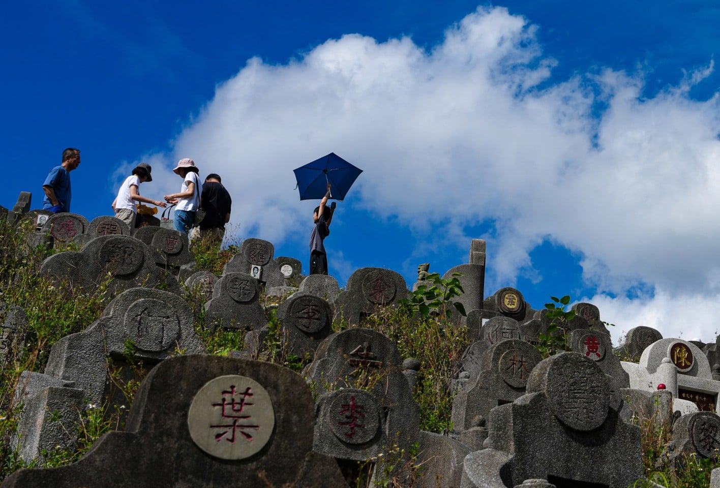 Grave sweepers make offerings to ancestors at Diamond Hill Cemetery on Chung Yeung Festival. Photo: Sam Tsang