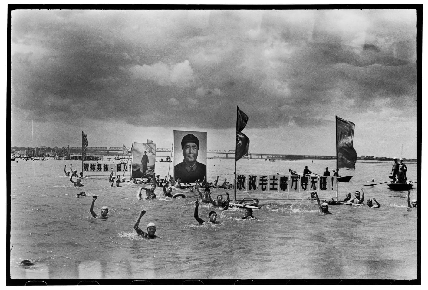 People in the Songhua River mark the first anniversary of Mao’s swim in the Yangtze. Credit: 2003 © LI Zhensheng (The Chinese University Press)