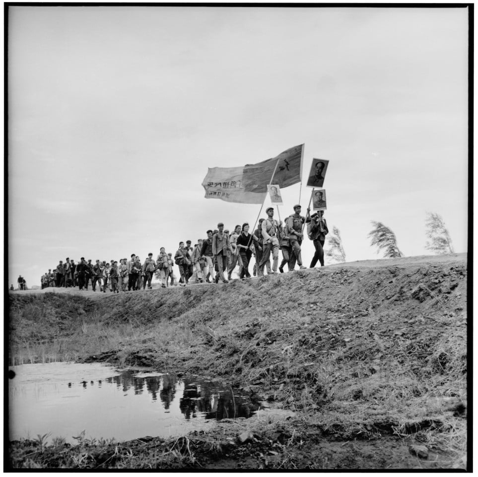 Writers and artists march in the countryside south of Harbin to participate in manual labour in Heilongjiang on August 18, 1968. Credit: 2003 © LI Zhensheng (The Chinese University Press)