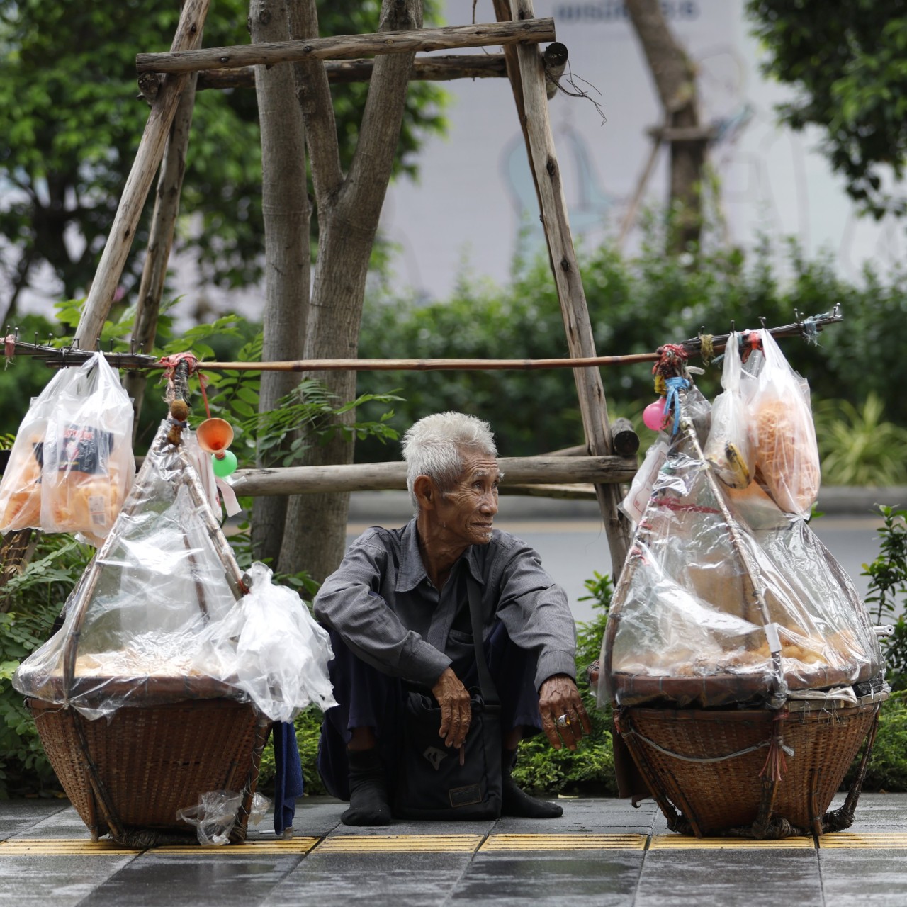 A street food hawker waits for customers by a roadside in Bangkok, Thailand, on May 12. Photo: EPA
