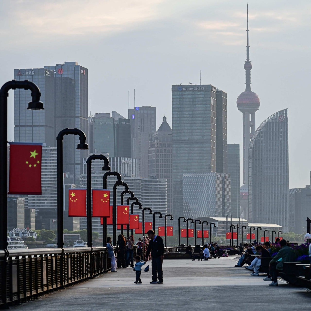 People walk along the Huangpu River in Shanghai on April 9, 2026. Photo: AFP