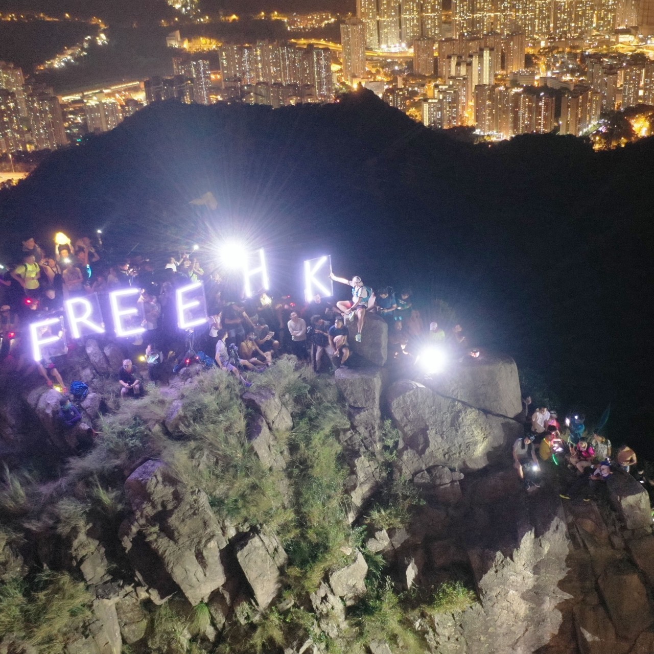 Hong Kong Protesters Take The High Ground As Human Chains Form On The Peak And Lion Rock During Mid Autumn Festival South China Morning Post