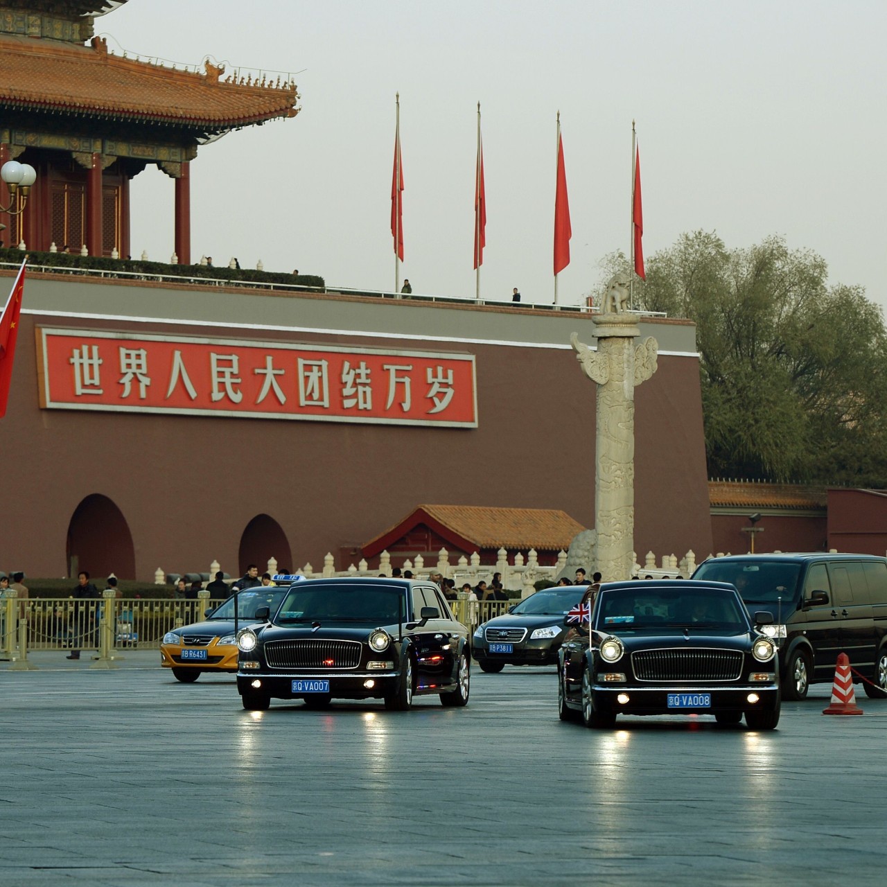 British Prime Minister David Cameron is driven past the portrait of late Chinese leader Mao Zedong in a Chinese-made Red Flag limousine at Tiananmen Square in Beijing, on December 2, 2013. Photo: AFP