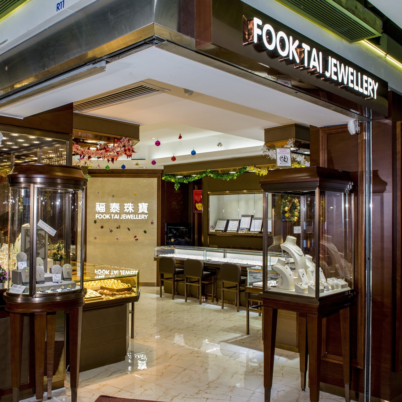 Customers Return To Hong Kong S Protest Hit Jewellery Shops To