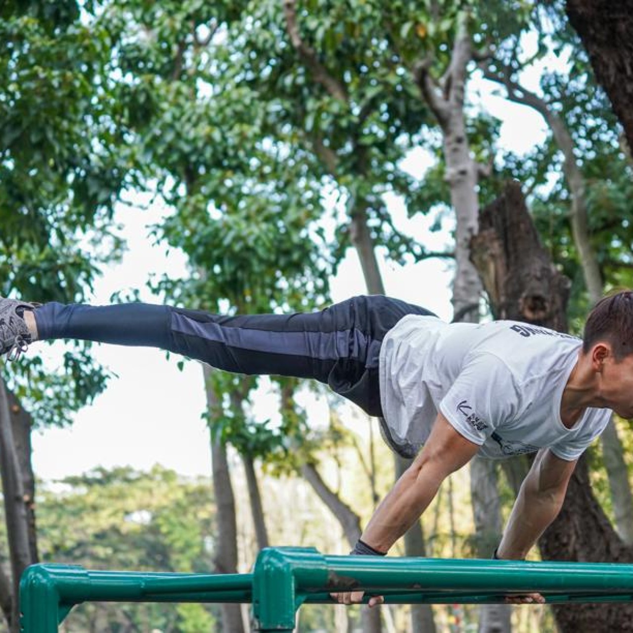 Street workout attracts young people in Hue