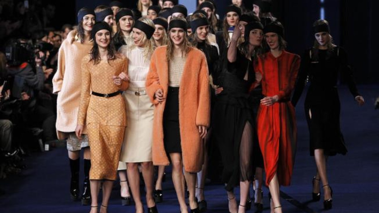 Marc Jacobs for Louis Vuitton: A Retrospective  Original supermodels, Moss  fashion, Louis vuitton