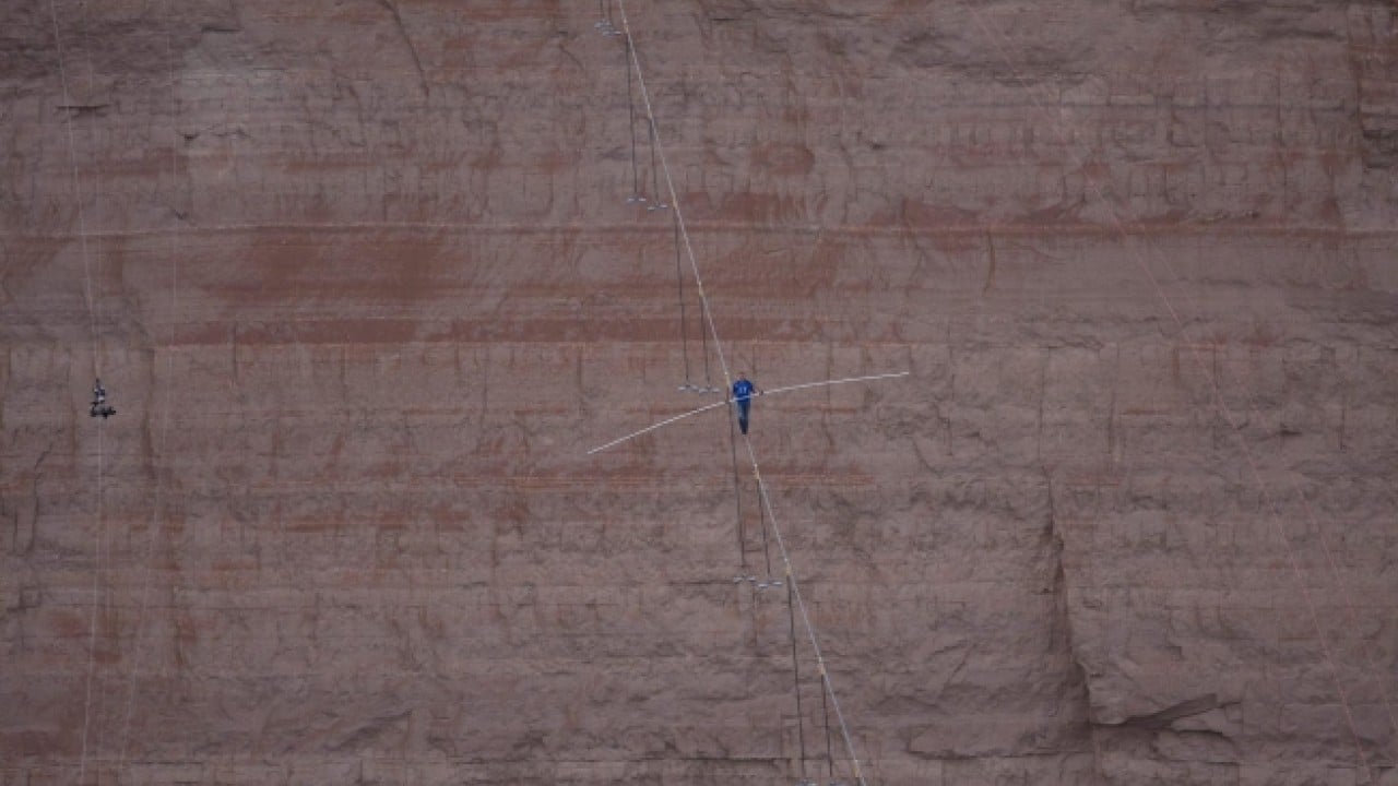 Nik Wallenda completes tightrope walk across gorge near Grand
