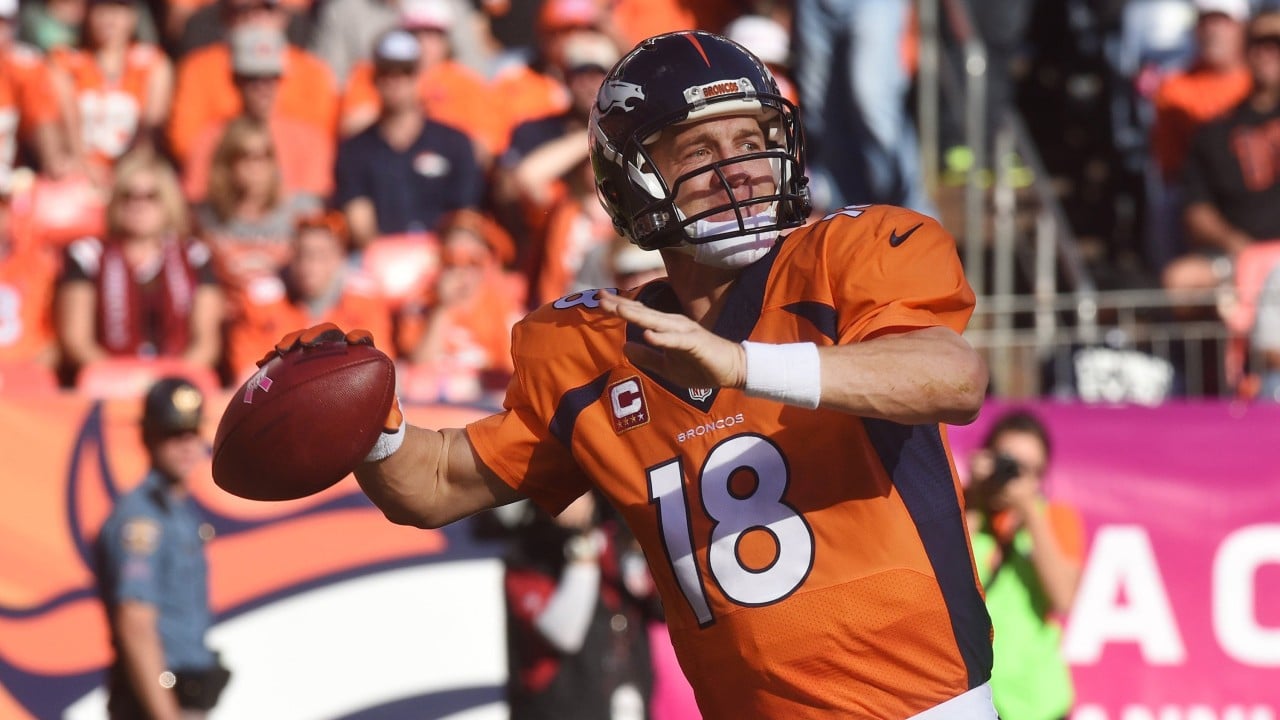Peyton Manning Broncos Throwing