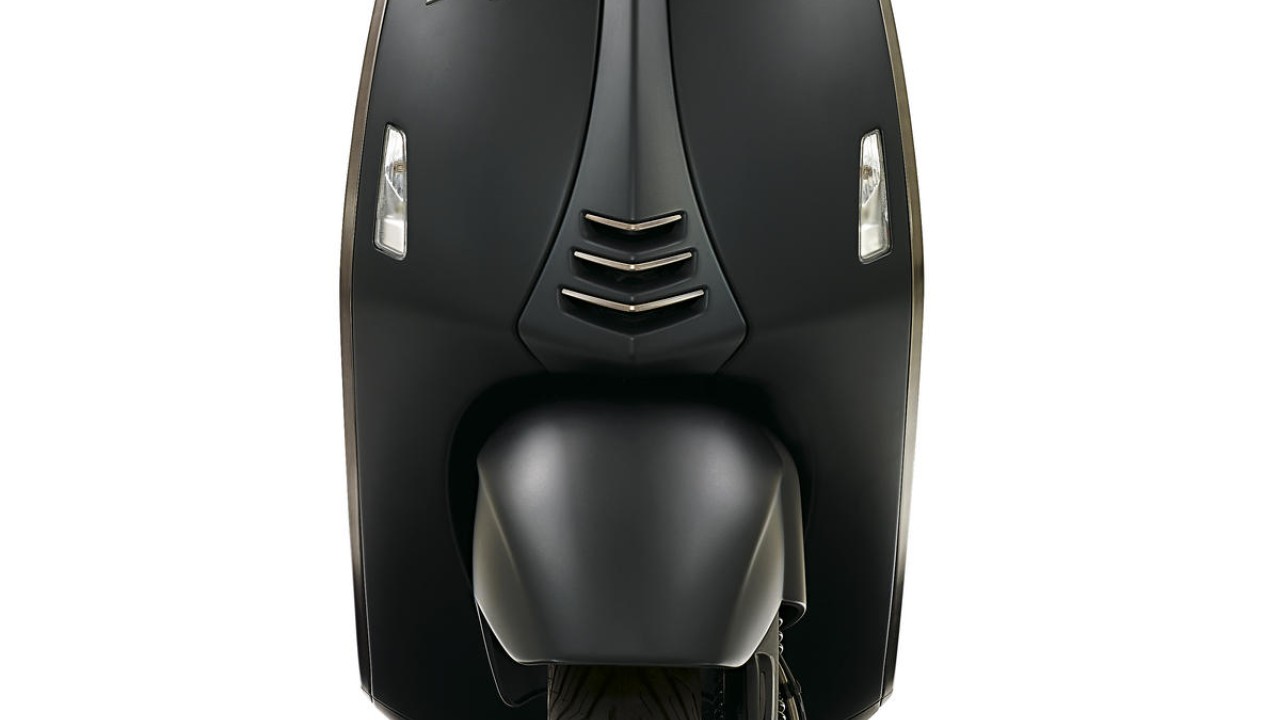 Giorgio Armani presents the new Vespa 946 Emporio Armani