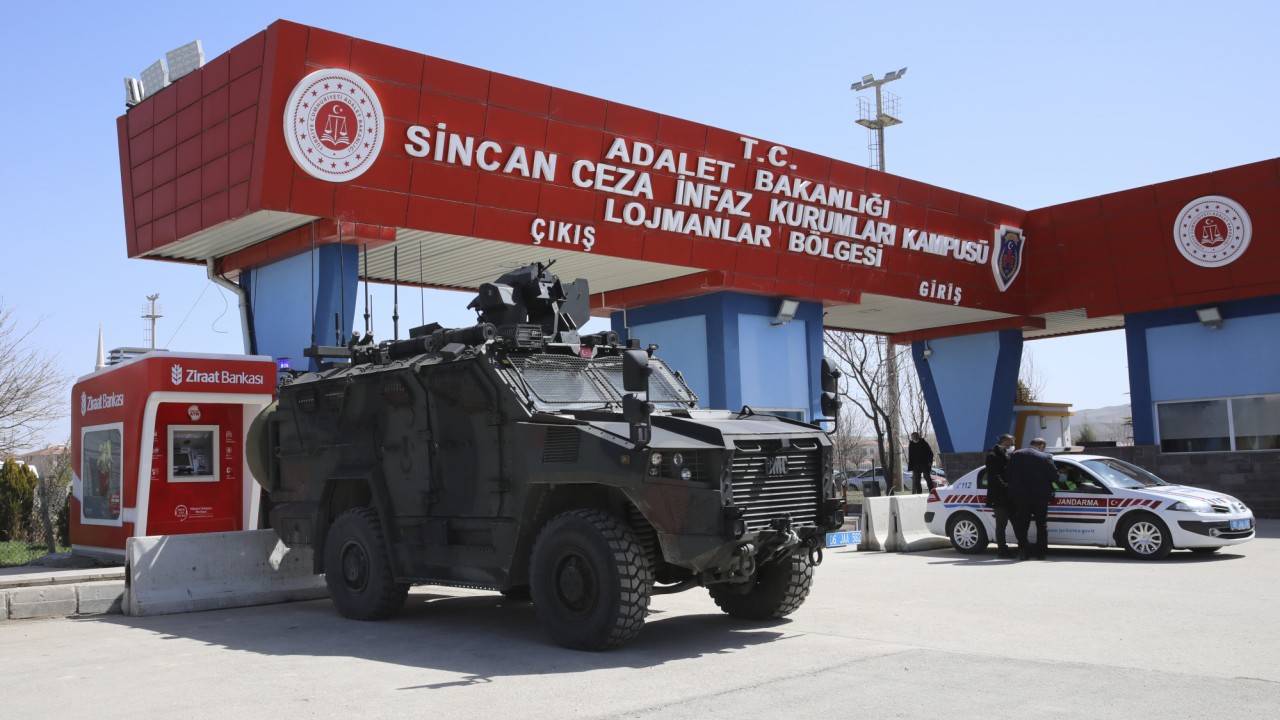 turkey jails 32 former soldiers for