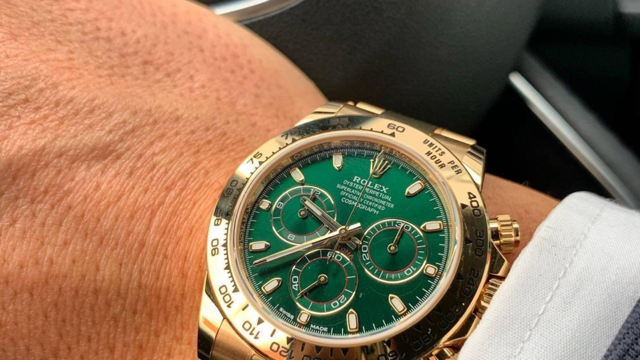 Gold daytona sale with green dial