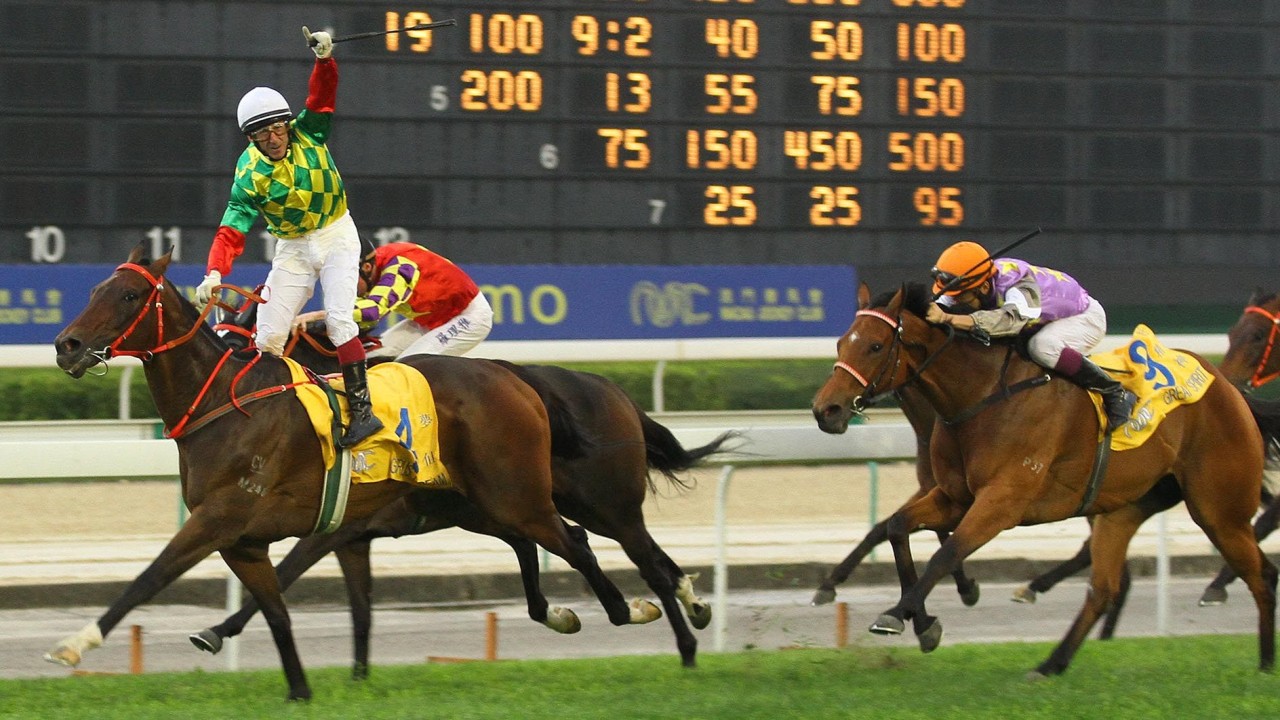 The Dennis Yip-trained Gurus Dream wins the Macau Hong Kong Trophy under Olivier Doleuze in 2015.