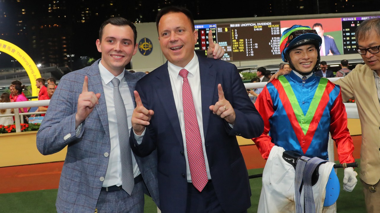 Caspar Fownes (centre) celebrates his 1,100th Hong Kong win with son Ronan (left) and Ellis Wong at Happy Valley. Photos: Kenneth Chan