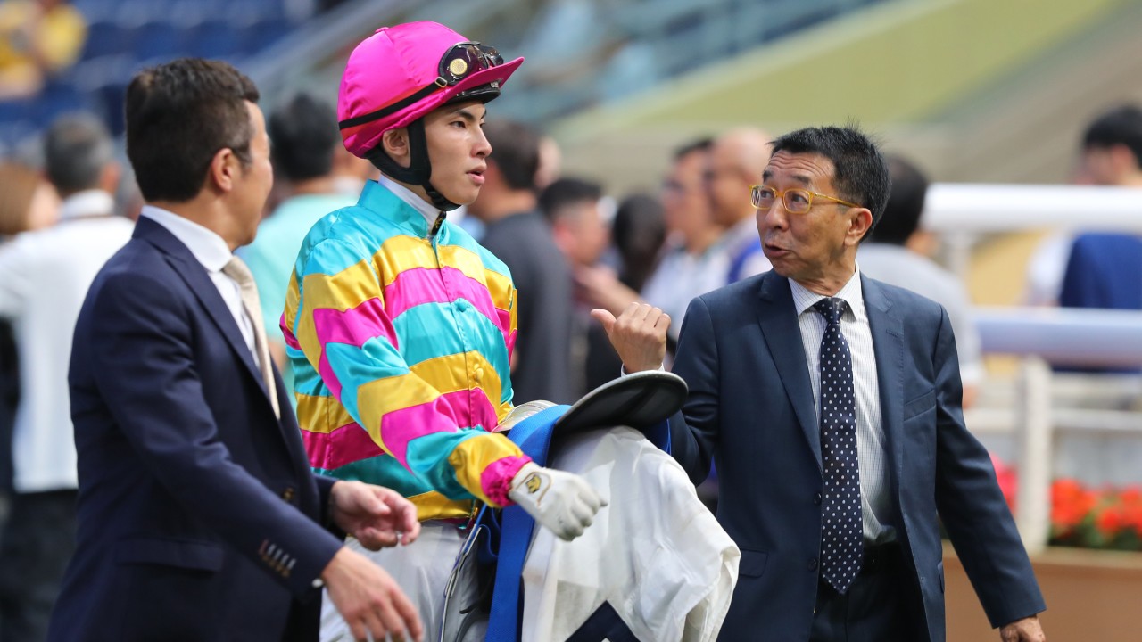 Trainer Me Tsui (right) discusses Super Axiom’s midweek victory with jockey Ellis Wong. Photos: Kenneth Chan