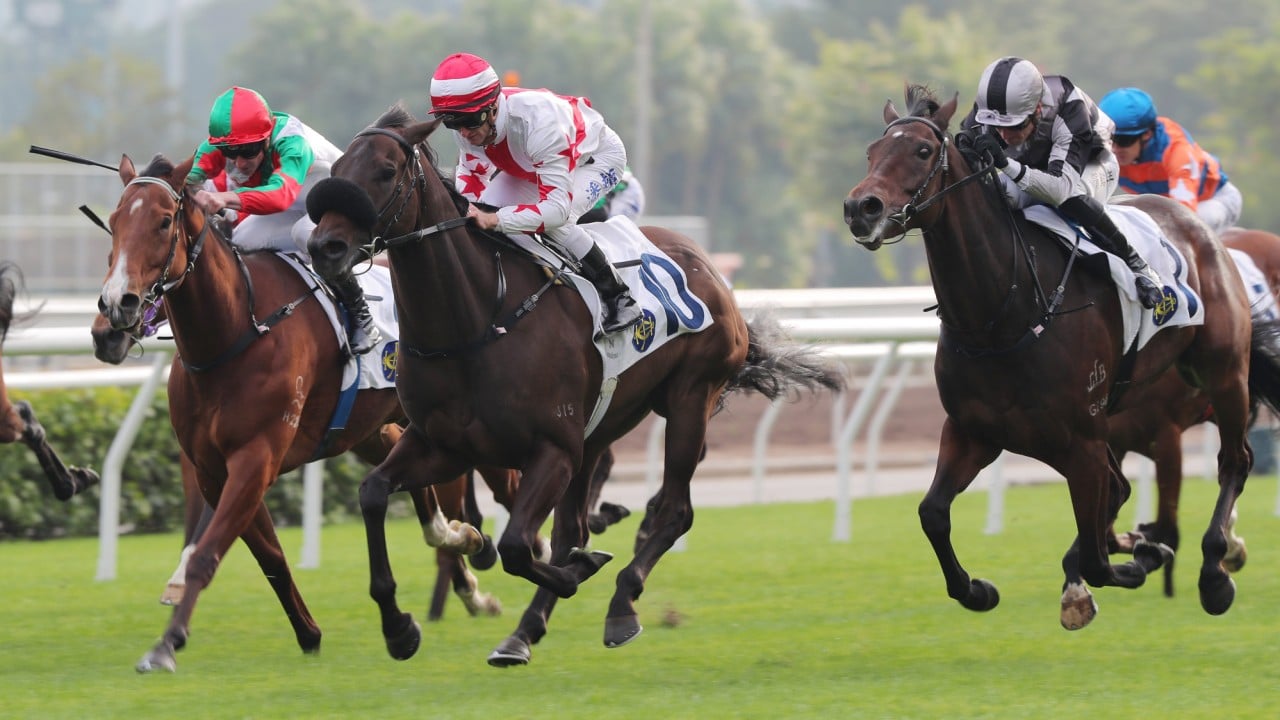 Zac Purton guides Fighting Machine to victory at Sha Tin in December.