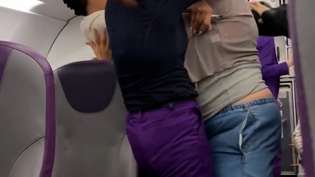 Airline removes couple after preflight brawl