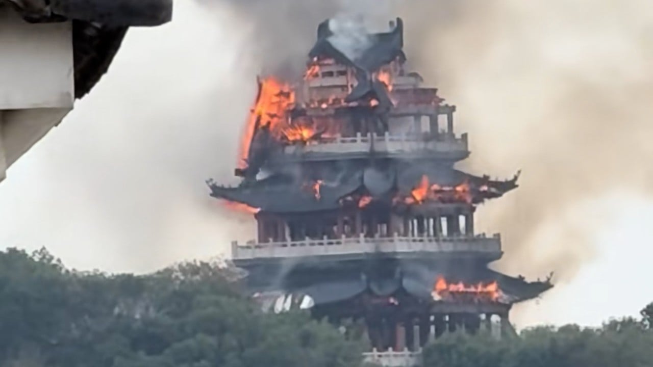 Fire engulfs 1,500-year-old temple in eastern China