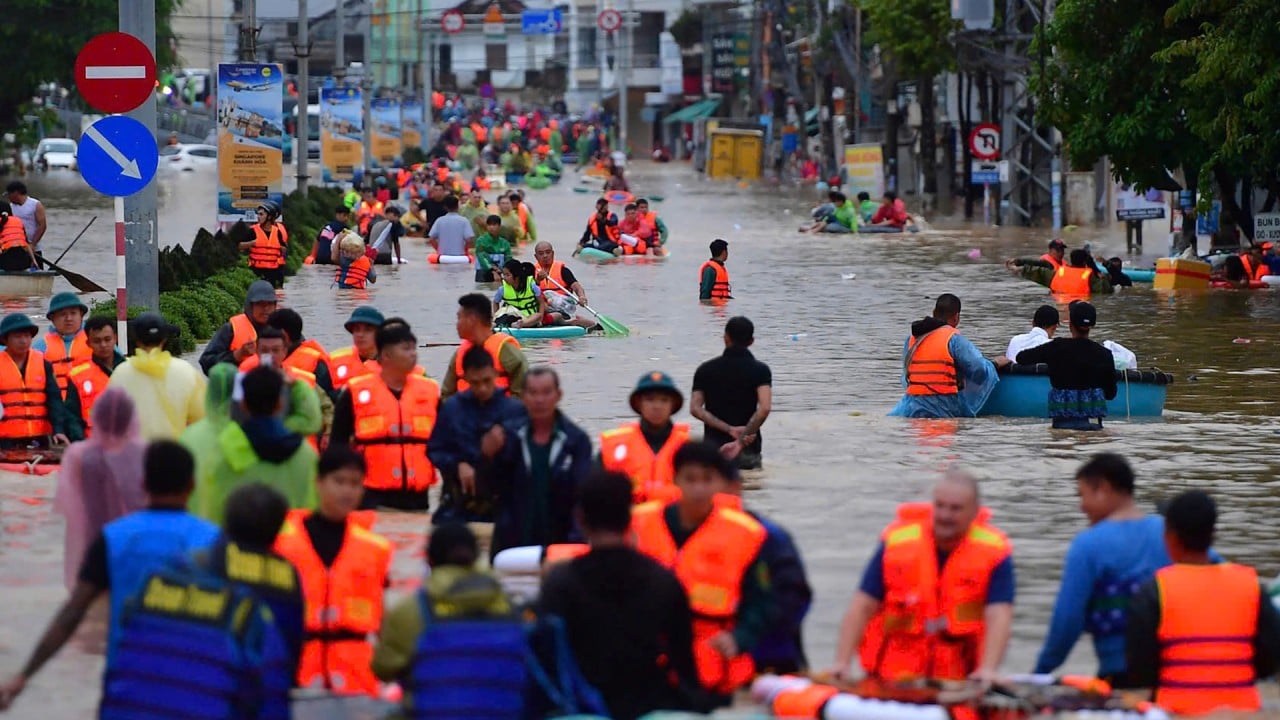 Deadly Vietnam floods strand hundreds in relentless rain