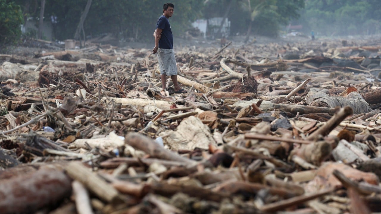 Indonesian flood survivor returns to ruined home
