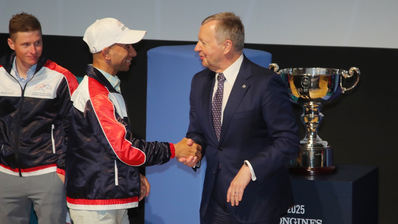 Joao Moreira (left) and Jockey Club chief executive Winfried Engelbrecht-Bresges shake hands at Wednesday night’s IJC press conference. Photos: Kenneth Chan