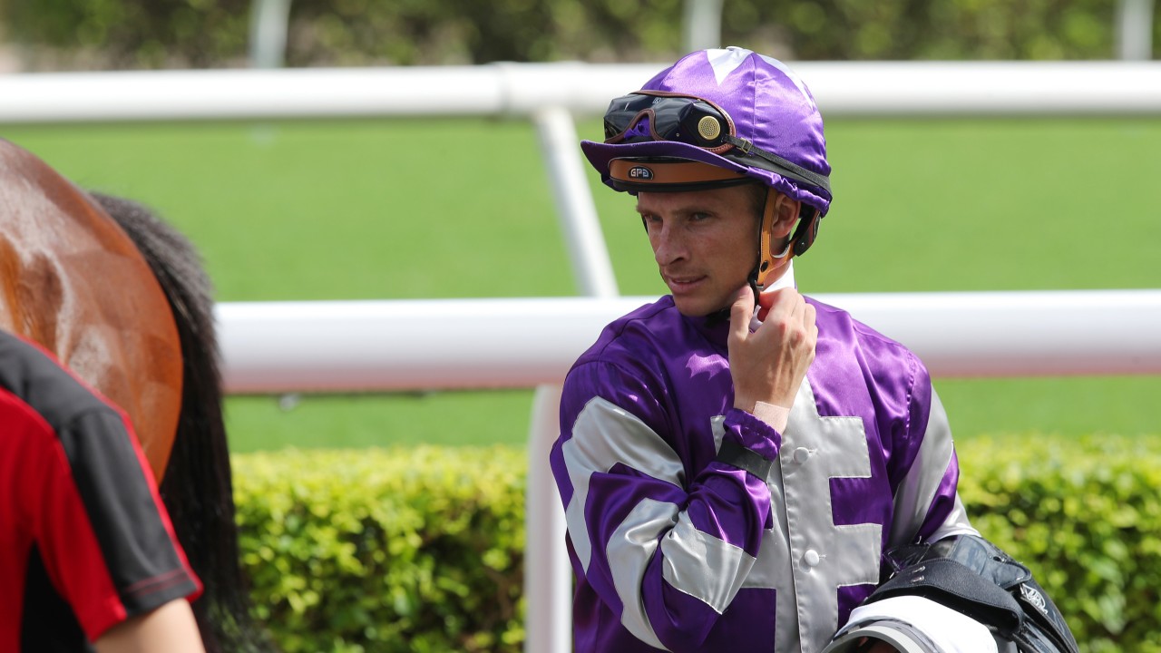 Lyle Hewitson has a useful book at Happy Valley. Photos: Kenneth Chan
