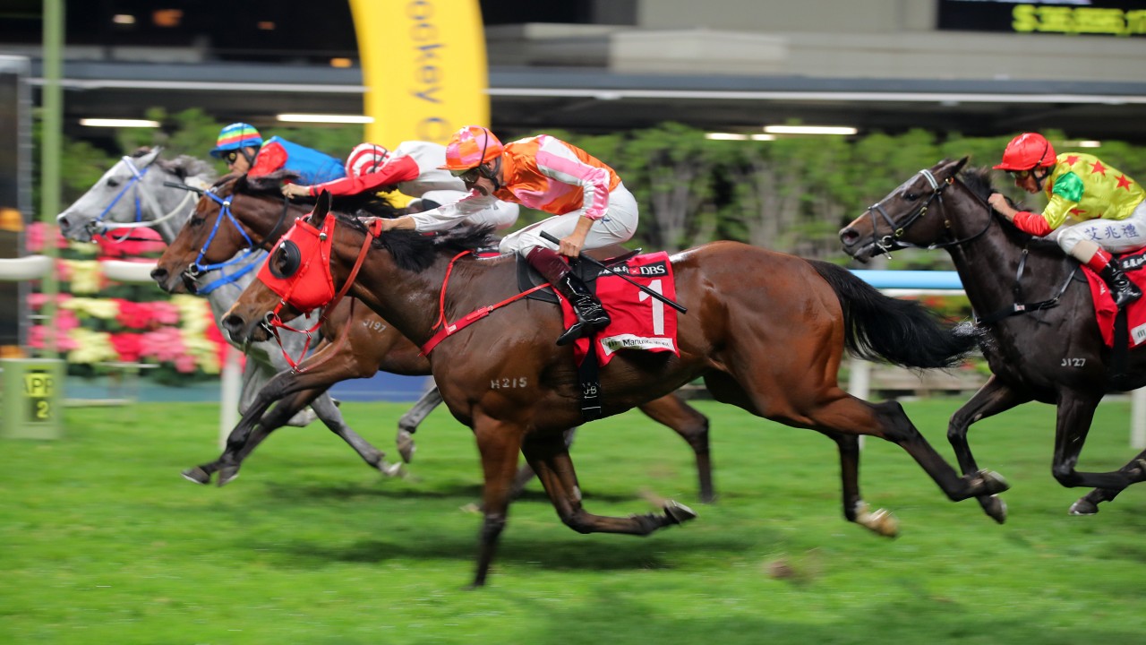 Kaholo Angel (far side) dead-heats with Helene Feeling (1). Photos: Kenneth Chan
