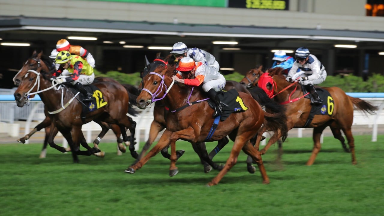 Perfectday (1) thunders home at Happy Valley.