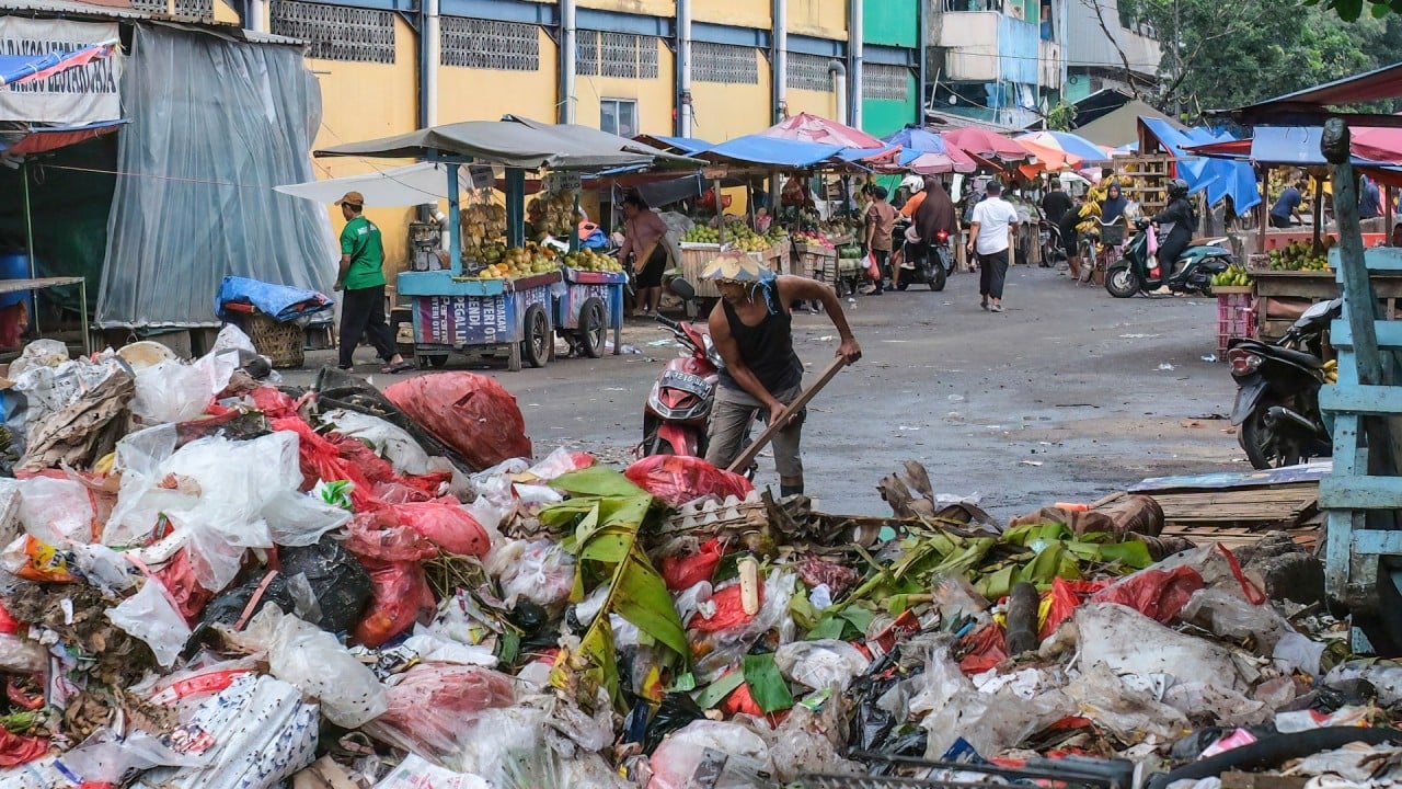 Jakarta suffocates in rubbish-choked streets