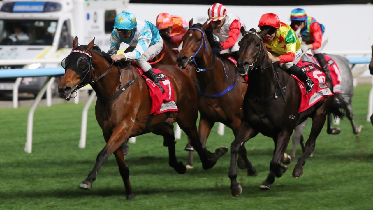 Awesome Fluke (7) breaks the 1,650m track record at Happy Valley. 