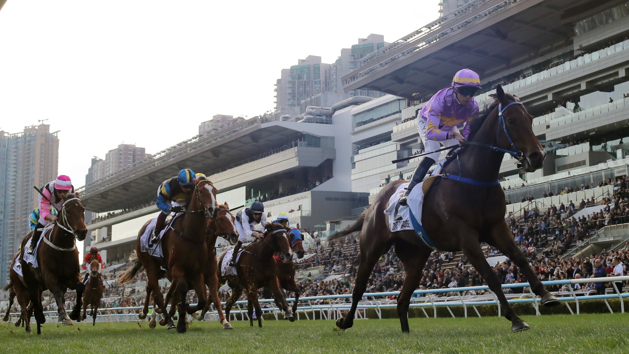 Vincent Ho guides Little Paradise to victory in the Classic Mile. Photos: Kenneth Chan