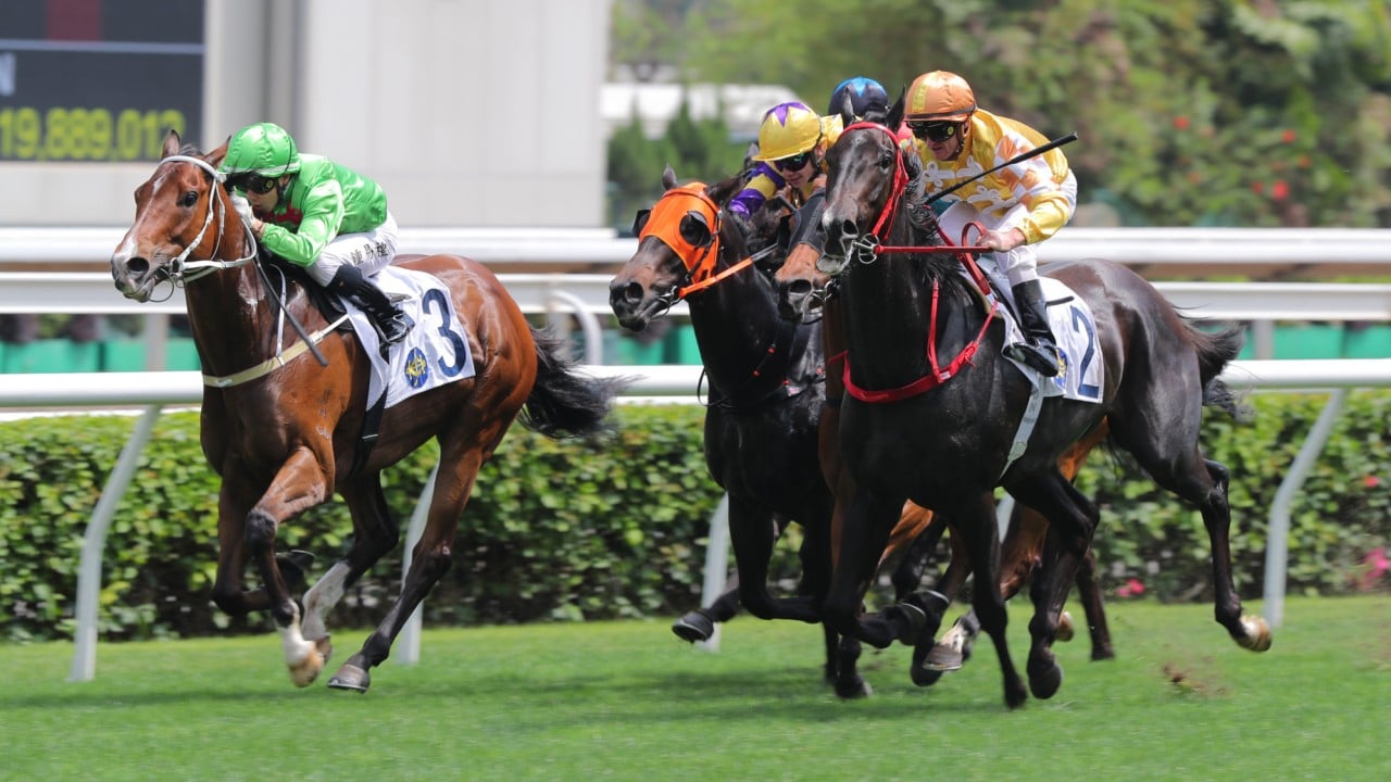 Crossborderpegasus (right) wins on one rein at Sha Tin back in May.